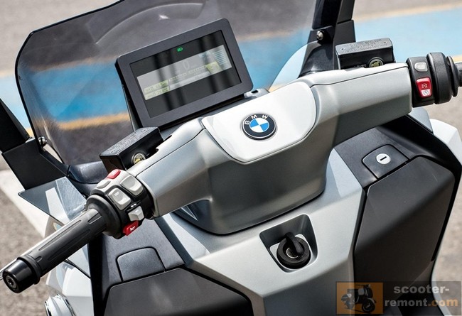 Вид на панель управления электроскутера от BMW